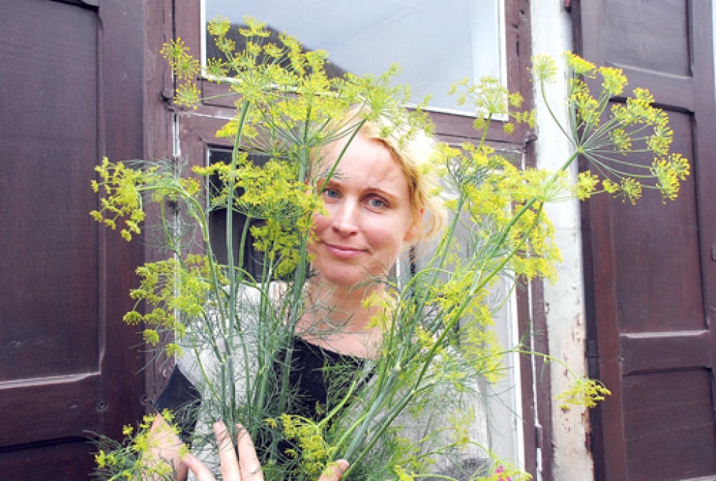 Agnese Bule izstādes atklāšanā uz Bausku lūkojas caur dillēm. 