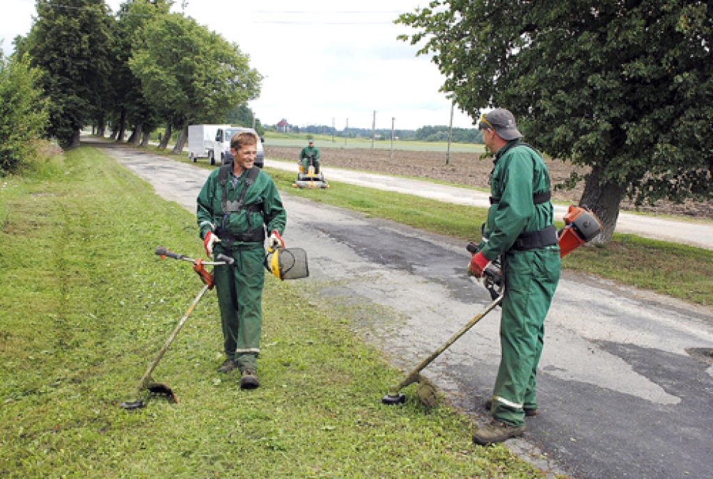 SIA «Vides serviss» mobilā pļāvēju brigāde kopj teritoriju Brunavas pagastā. 
