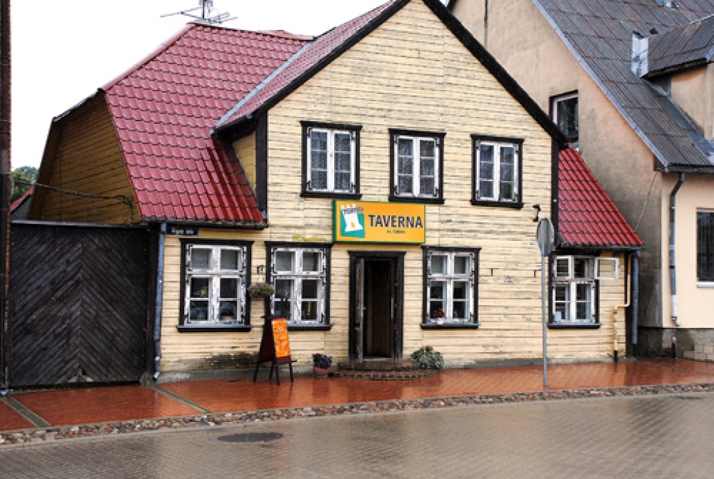 Kafejnīcai «Taverna» telpu nomas līgums beidzas šoruden. «Tavernas» pārstāvji nebija informēti par ēkas saimnieka ieceri līgumu nepagarināt un ēstuves vietā ierīkot spēļu zāli. 