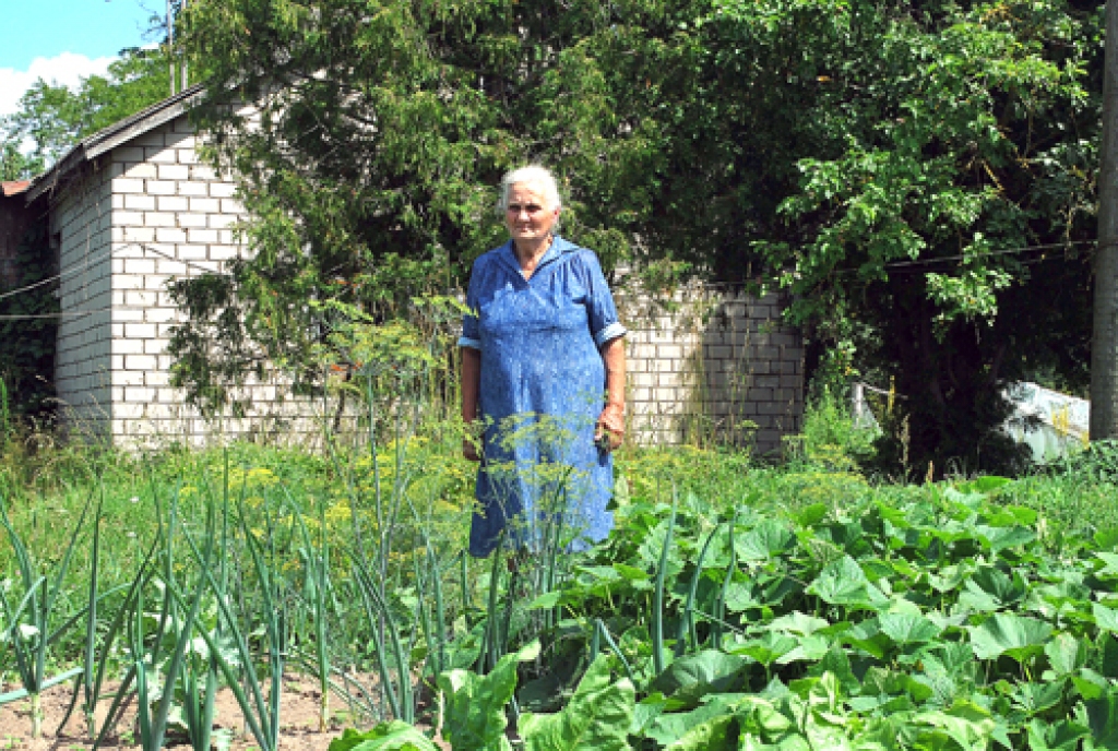 Agnese Briņķe pie Selgu mājām ar savām rokām un bērnu palīdzību katru gadu iekopj nelielu dārziņu. 