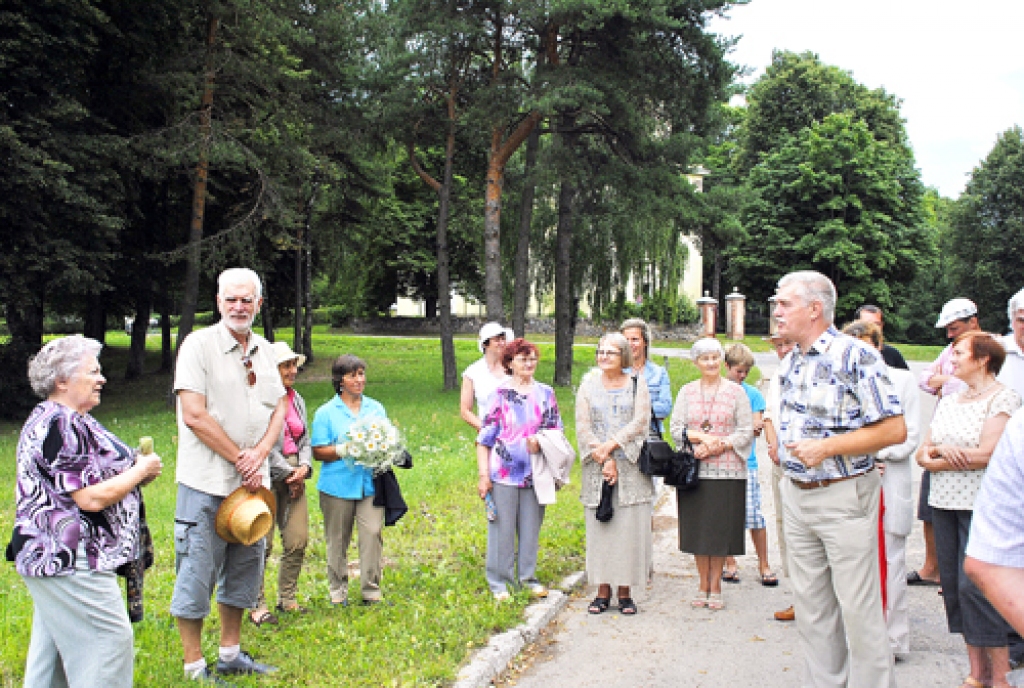 Kalna iela sākas pie baznīcas. Svētku dalībnieki piestājuši, lai klausītos atmiņu stāstus par namiem un cilvēkiem, kas šeit dzīvojuši. Klausās arī aktiera Aivara Siliņa (otrais no kreisās) lasījumā viņa bērnībā sacerēto dzejoli. Rīkotāja Aloida Baķe – no kreisās. 