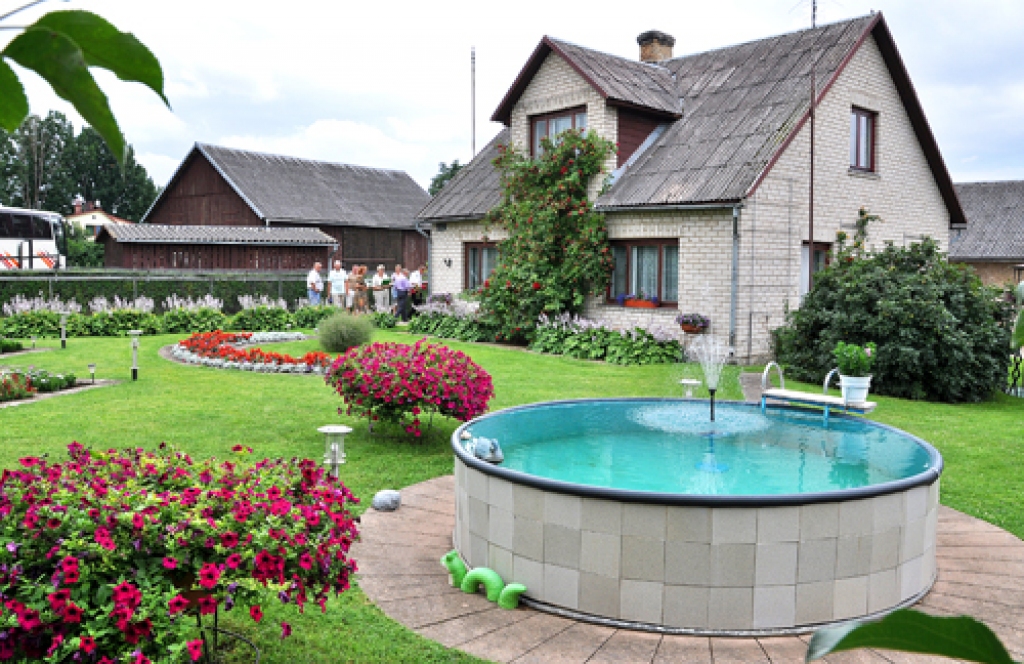 Bauskas ielā 4 Skaistkalnē īpašu uzmanību piesaistīja saimnieka izbūvētais baseins, kas tapis, izmantojot degvielas mucas dibenu. 