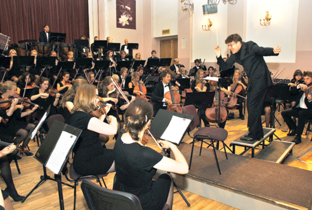 Bauskas kultūras centra zāli līdz pusei piepildīja 75 jauni mūziķi, diriģents Rolfs Buijs.