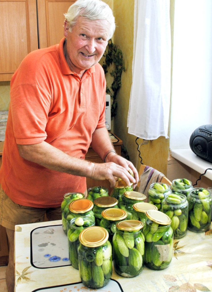 Arvīds Pēkalis vienā reizē ar gurķiem ierasti piepilda 28 litra burciņas.