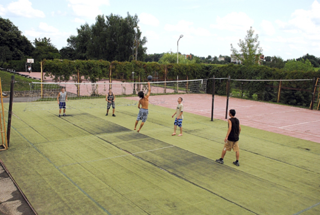Sporta bāzes pilnveidošanai iecerēts sakārtot un atjaunināt Bauskas novada pašvaldības basketbola, volejbola, futbola laukumus. 