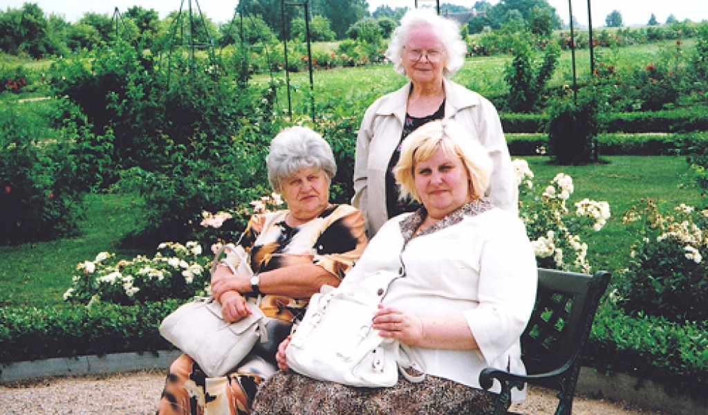 Kluba «Dziedra» dalībnieces bauda rožu krāšņumu Rundālē. 