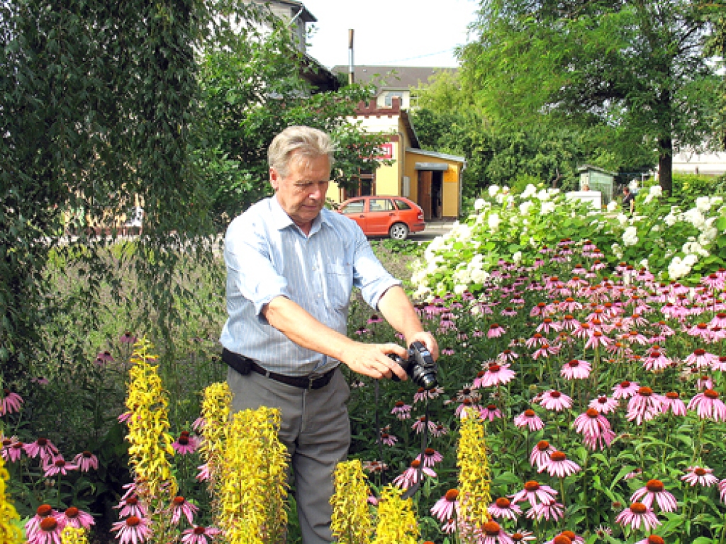 Arvīda Roziņa mīļākā puķe ir karaliskā lilija, arī rozes, īrisi. Taču katrs ziedošs augs, arī nezāle agrā rīta stundā, ar, saulītei austot, izgaismotu zirnekļa tīklu vai rasas pilienu ir unikāls. Amatierim patīk iemūžināt puķes, jo tas ir skaistums, kas neatkārtojas. 