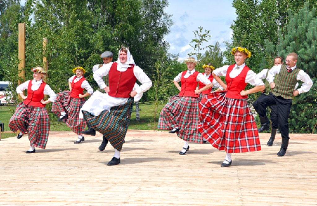 Valles pagasta deju kopa sakoptāko sētu vērtēšanas komisiju sagaidīja, dejojot «Brūklenājos 2» uz topošās estrādes. Izpildot deju «Es ar savu krustamāti vai krustmātes krakovjaks», Silveram Strupam (centrā) bija uzticēts solista numurs.
