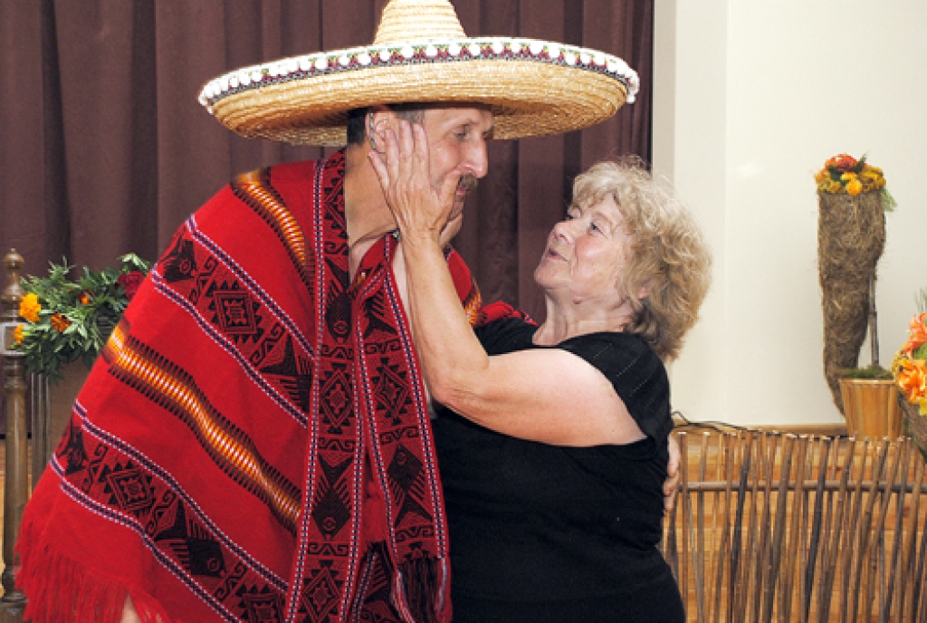 «Saulē apcepies pīrādziņš!» sveikšanas brīdī bārbeliete Brigita Piebalga uzrunā savu kolēģi «brazīlieti» Valdi Rusiņu. 