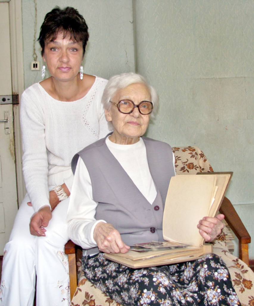 Ella Tītiņa un meita Violeta vairākus gadus strādājušas kopā Bauskas telefona centrālē. 