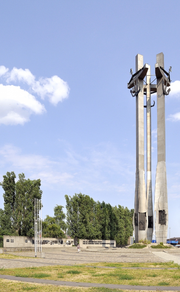 Monuments Polijas kustības «Solidaritāte» cīnītājiem un aktīvistiem pie Gdaņskas kuģu būvētavas. 