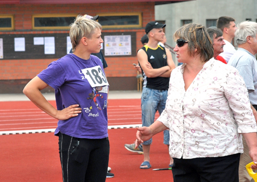 Aleksandra Geslere (no kreisās) no Vecumnieku novada kopā ar treneri Līgu Macarovsku. 