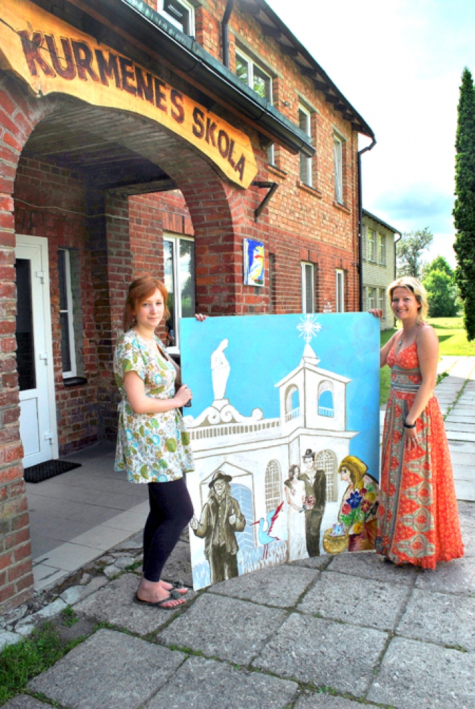 Diāna Anmane (no labās) un Madara Meijere eksponē Kurmenes baznīcā tapušo grupas darbu.