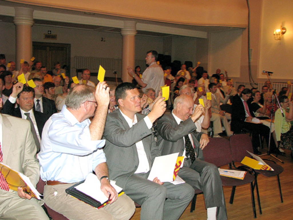 Vēsturisks brīdis apvienības «Tēvzemei un Brīvībai»/LNNK 17. ārkārtas kongresā, tiek balsots par apvienošanos ar partiju «Visu Latvijai!». 