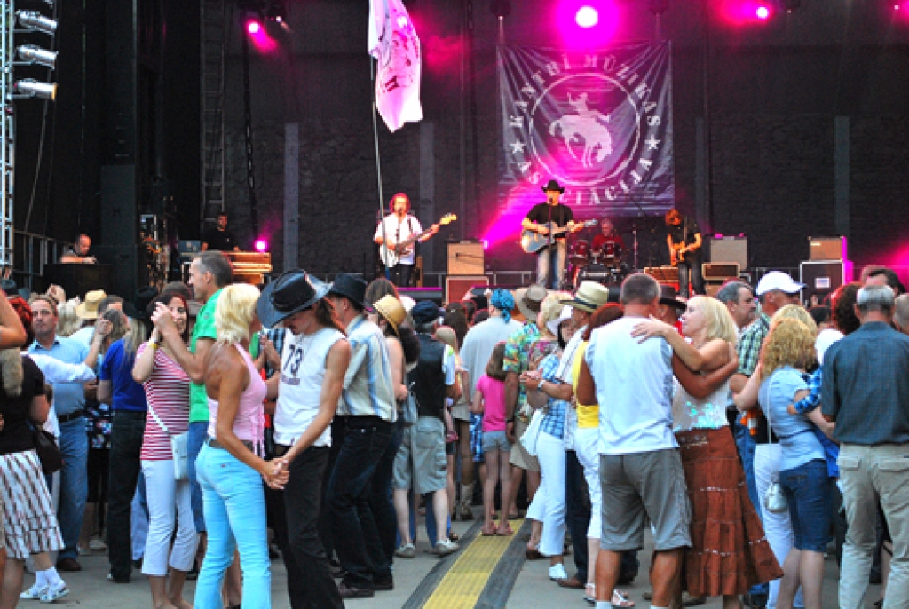Grupu «Sestā jūdze» Bauskas kantrifestivāla skatītāji jau trešo gadu pēc kārtas atzina par labāko. 