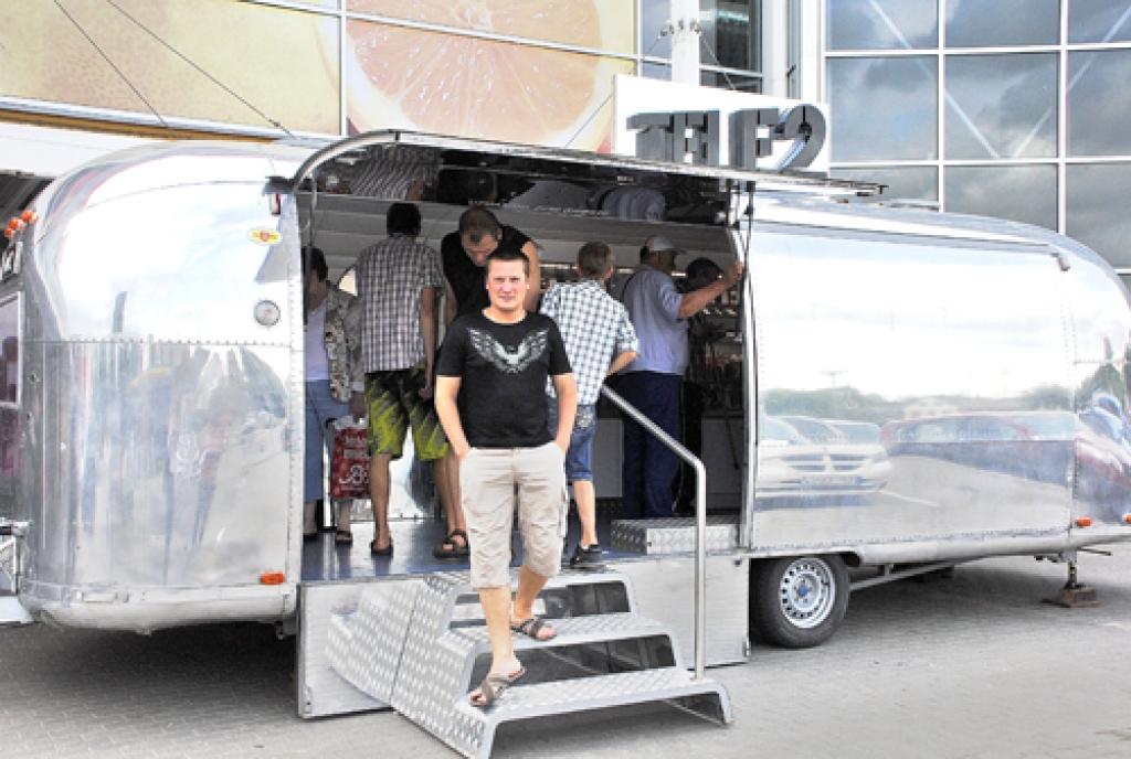 «Tele 2» klientiem – uz trotuāra pie lielveikala «Rimi» novietots speciālais «Tele 2» treilers. 