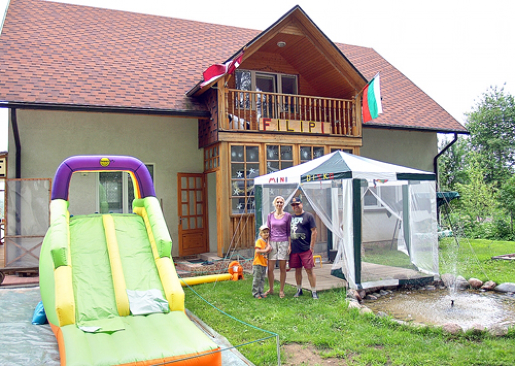 Iecavas atrakciju parka «Filipi» saimnieki – Gunita Mežule, Nedko Pašovs un viņu dēlēns Marts Filips – paši iemēģinājuši visas izklaides un gaida viesus.