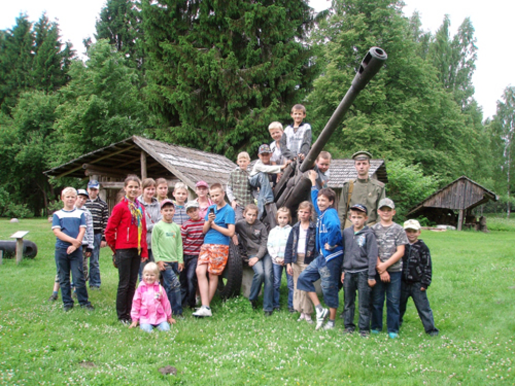 Ceraukstieši Ziemassvētku kauju vietā kopā ar tematiskās ekskursijas vadītāju.