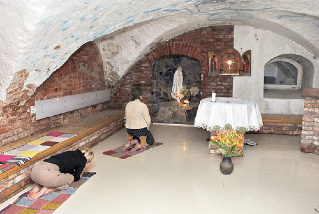 Bruknas kapelā rekolekciju dalībnieki nododas arī individuālām lūgšanām. 