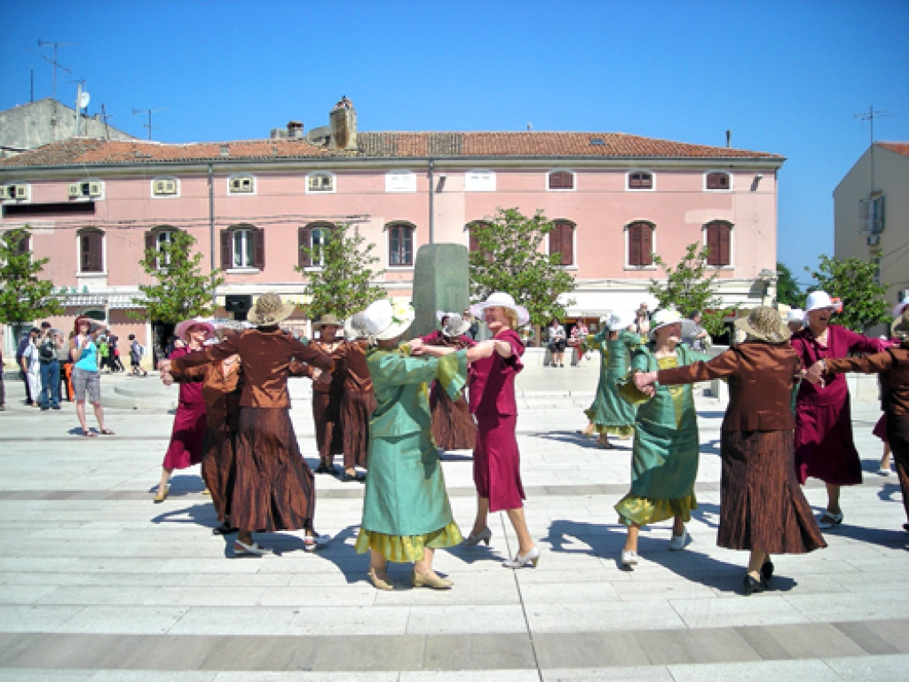 Mūspuses dejotājas Porečes laukumā. 