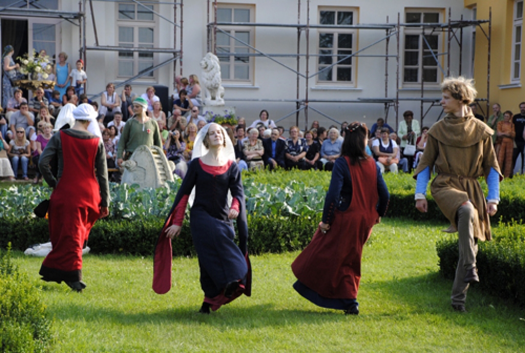 Renesanses deju pievilcība ir noslēpumaini rāmajās kustībās un partneru saspēlē – rāda seno deju grupu «Ballare» un «Calendula» dalībnieki.
Autors: Ivars Bogdanovs