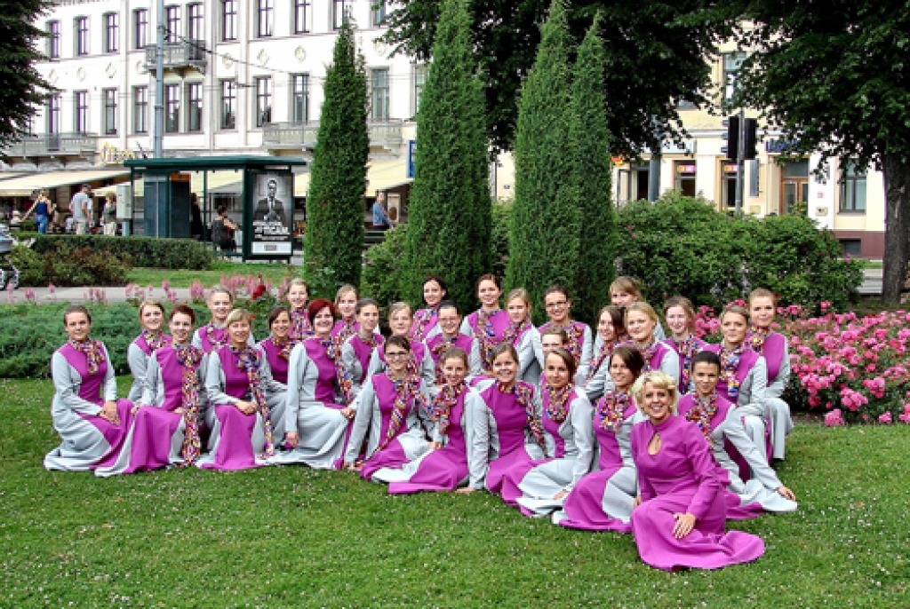 Kora «Via Stella» dalībnieces jaunajos tērpos, kādos viņas dziedāja konkursā Spānijā.
Autors: no kora arhīva