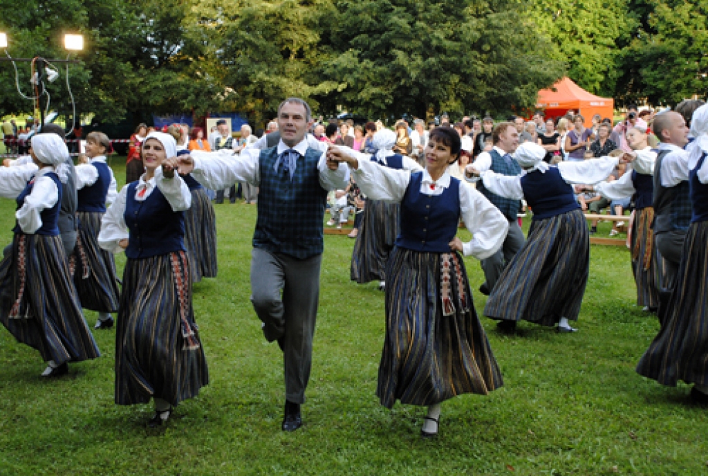 Katrā svētku norises vietā ļaudis var baudīt citu pagastu mākslinieku priekšnesumus. Uzvarā uzstājas dejotāji no Īslīces.
Autors: Ivars Bogdanovs