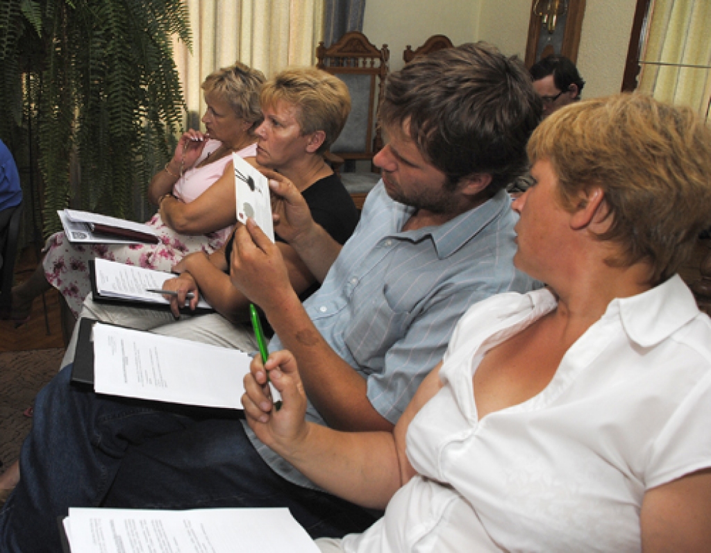 Vecumnieku novada domes deputāti Aiga Saldābola (no labās) un Jānis Bračka pēta Vecumnieku novada nacionālā mantojuma monētu.
Autors: Ivars Bogdanovs