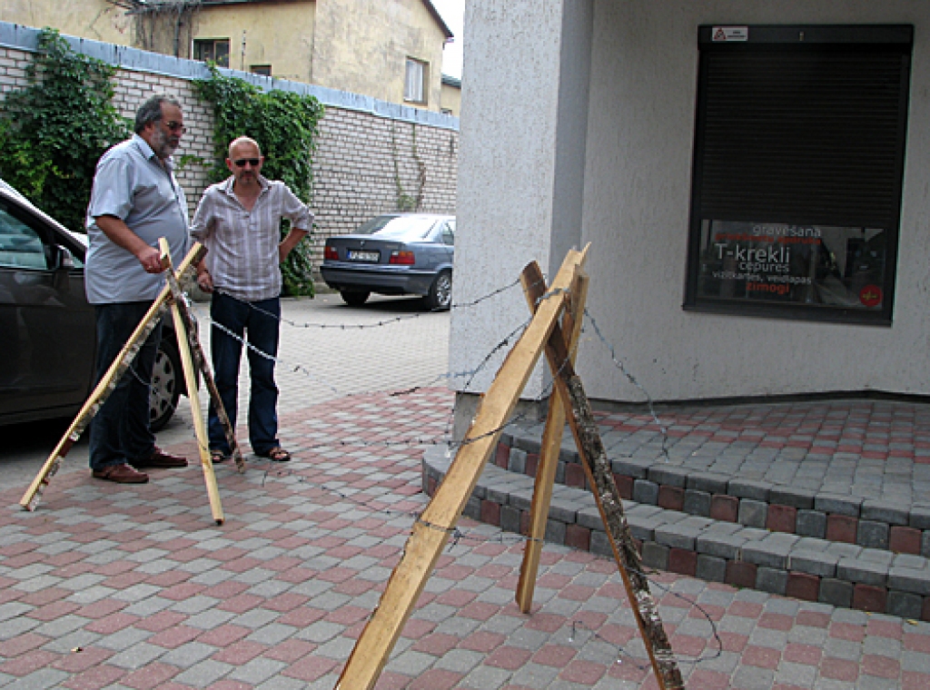 Bauskas uzņēmējs Gūrijs Bulle pie sava uzņēmuma Baznīcas ielā uzstādījis simbolisku dzeloņstiepļu žogu. Tā viņš pauž protestu pret varas iestāžu nespēju savaldīt vandāļus. 
Autors: Vilnis Auzāns