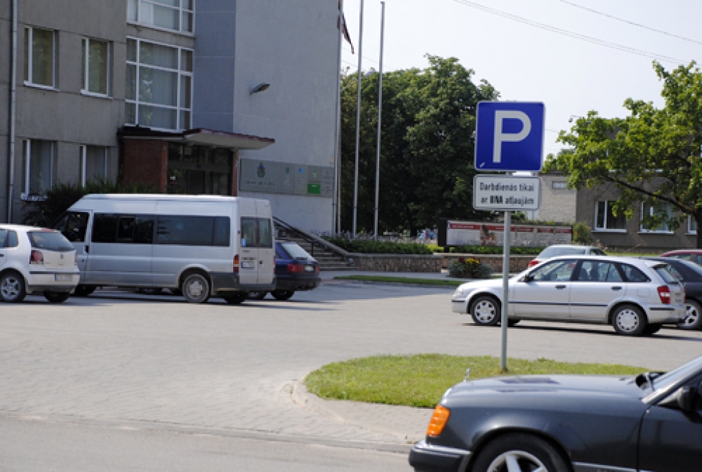 Stāvlaukumos Bauskā ir dažādi ierobežojumi. Ir vietas, kur norādīts stāvēšanas ilgums, citviet papildplāksnīte noteic, kādus automobiļus drīkst laukumā novietot. 
Autors: Ivars Bogdanovs