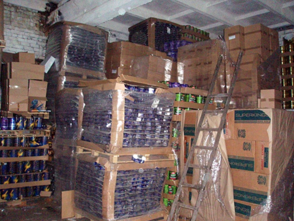 Vecumnieku novada Misas ciemā, kādā ēkā, Valsts ieņēmumu dienesta (VID) Muitas kriminālpārvaldes darbinieki atklājuši ievērojamu kontrabandas cigarešu novietni un fasēšanas cehu.
Autors: VID foto