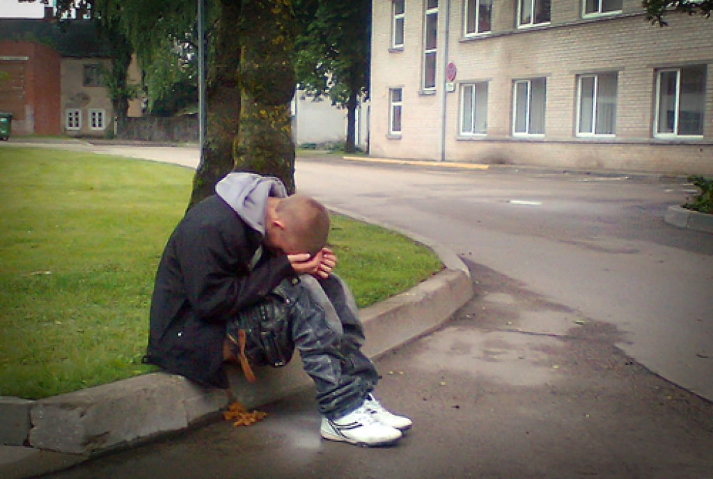 23. jūlijs plkst. 6.15 bijušās Bauskas pilsētas pārvaldes pagalms. No bāra iznākušais piedzēries jaunietis aizmidzis savos izkārnījumos.
Autors: Gūrijs Bulle