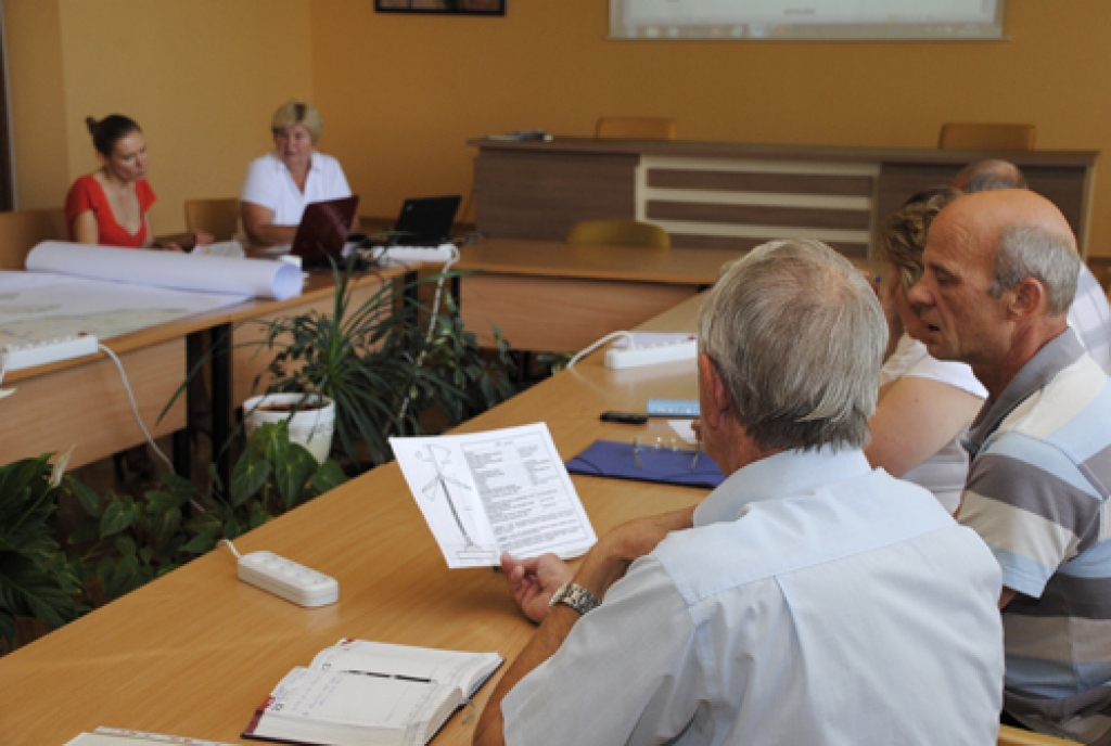 Bauskas novada teritorijas plānojuma izstrādes sanāksmē ar ieceri būvēt Mežotnes pagastā vēja ģeneratoru iepazīstas Ceraukstes pagasta pārvaldes vadītājs Viesturs Janševskis un novada domes priekšsēdētāja vietnieks Jānis Feldmanis.
Autors: Ivars Bogdanovs