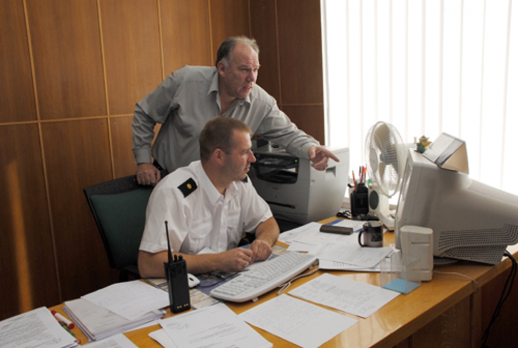 Jānis Ķērpis (no kreisās) pēc diviem Rīgā nostrādātiem gadiem atgriezies Bauskā, lai vadītu 73 vīru lielo vienību. Līdzšinējais daļas komandieris Aigars Sietiņš devies izdienas pensijā. 
Autors: Ivars Bogdanovs