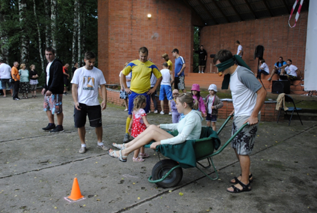 Netradicionālajās sacīkstēs bija daudz neierastu pārbaudījumu, arī ķerras stumšana aizsietām acīm.
Autors: Ivars Bogdanovs