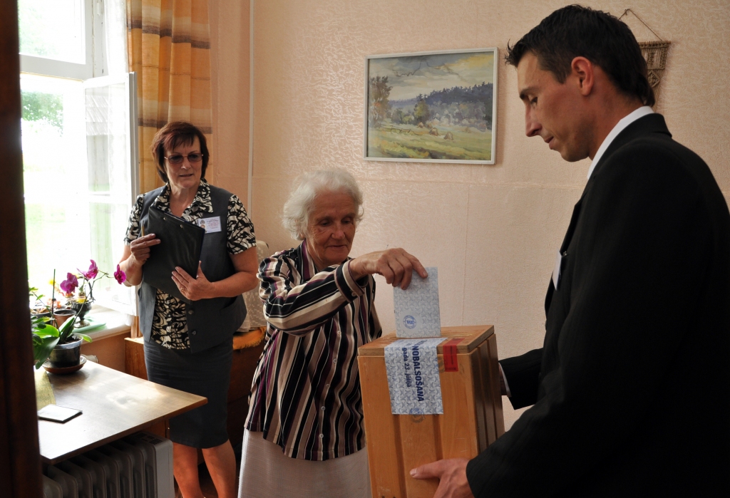 Pensionāri Āriju Nagobadi (vidū) komisijas pārstāvji Aija Narbute un Jānis Stavro apmeklēja pansionātā «Atvasara».
Autors: Žanna Zālīte