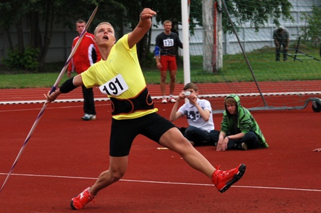Zigismunds Sirmais šķēpu raida Bauskas stadionā.
Autors: no 