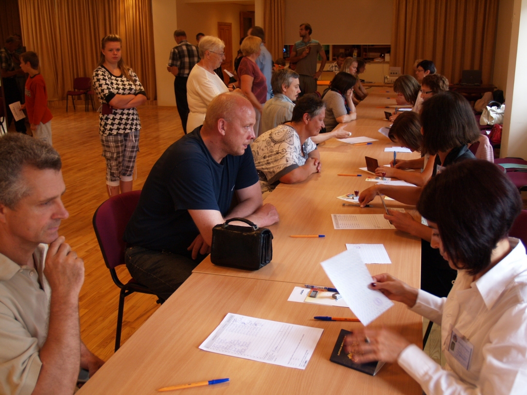 Rrindas Iecavas kultūras nama mazajā zālē šoreiz veidojās pie reģistrācijas galda. 
Autors: Antra Ērgle  