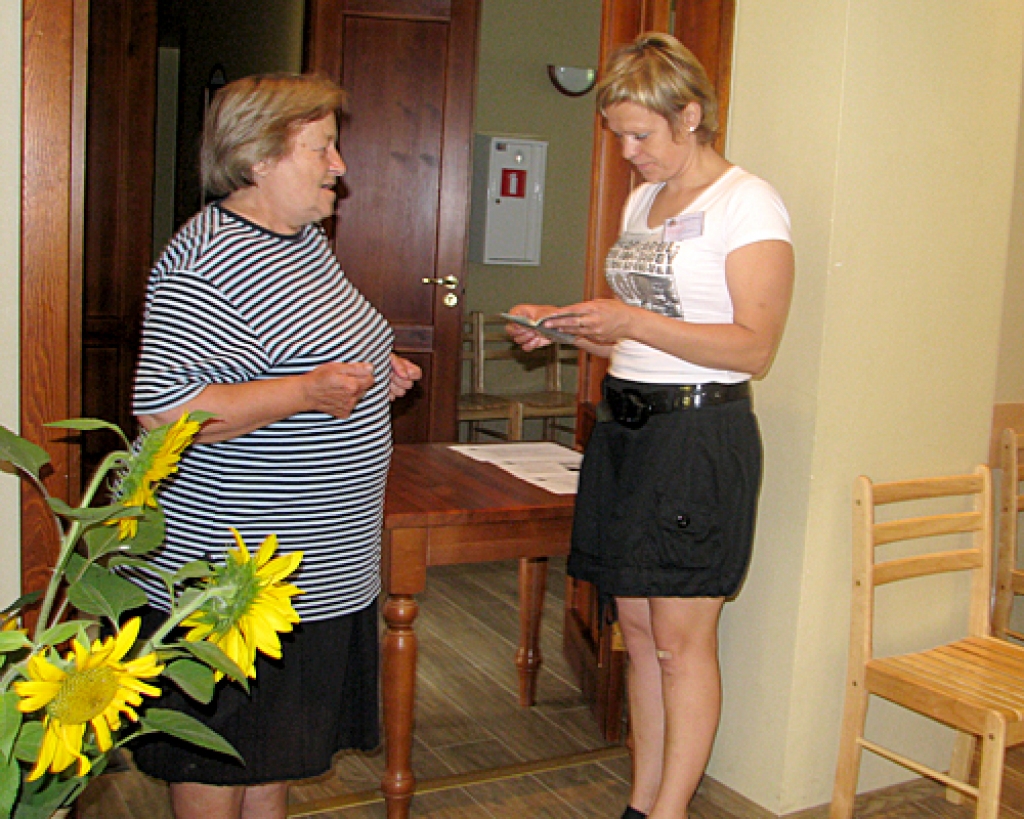 Brunavas pagasta vēlēšanu iecirknī ienākušajiem dokumentus pārbauda Iveta Kukute. Pensionāre Irēna Zaborska piedalās referendumā, jo vēlas apzinīgi pildīt savu pilsoņa pienākumu. 
Autors: Vilnis Auzāns