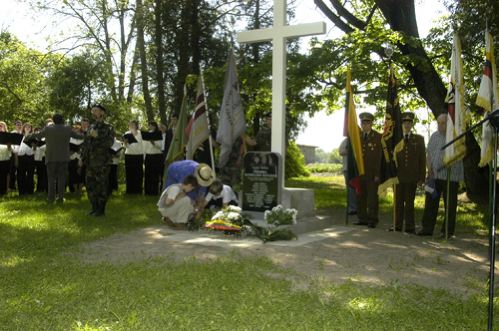 Piemiņas zīme nacionālajiem partizāniem – Baltais krusts – savulaik uzstādīta pie Mežgaļu pamatskolas. 
Autors: Ivars Bogdanovs