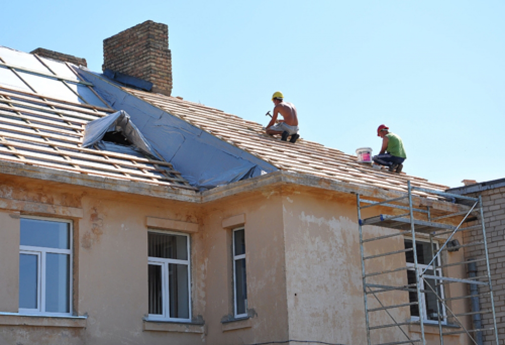 Vecumnieku vidusskolas vecajam divstāvu korpusam sākta jumta klājuma nomaiņa.
Autors: Žanna Zālīte