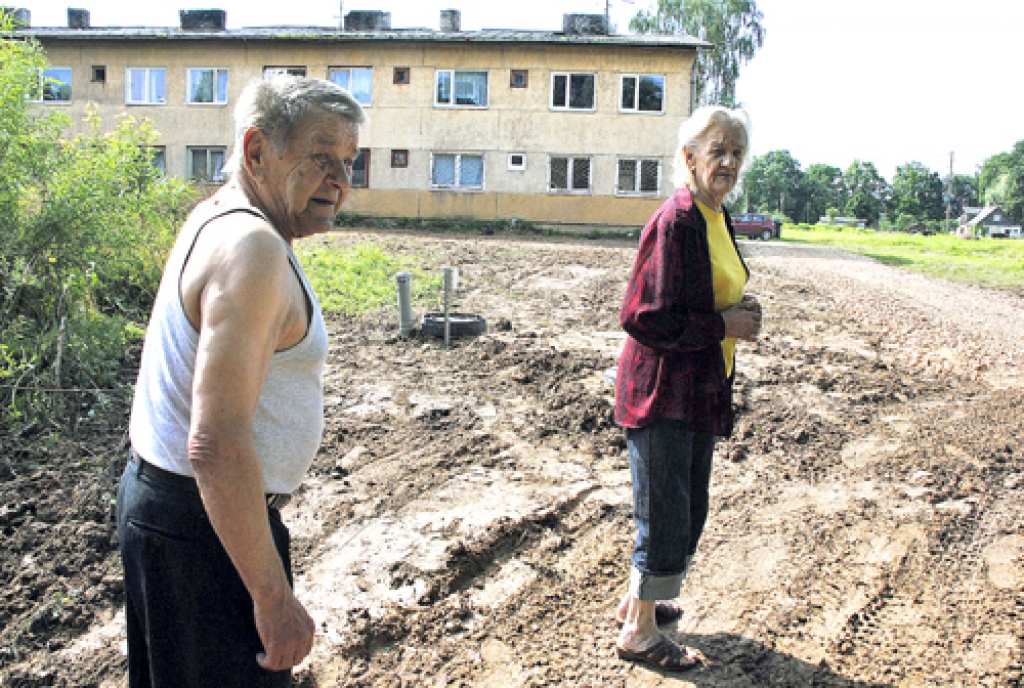 Imants un Maiga Strautnieki ir apmierināti ar veikto darbu kvalitāti, ierīkojot kanalizācijas notekūdeņu attīrīšanas sistēmu Lambārtē. 
Autors: Ivars Bogdanovs