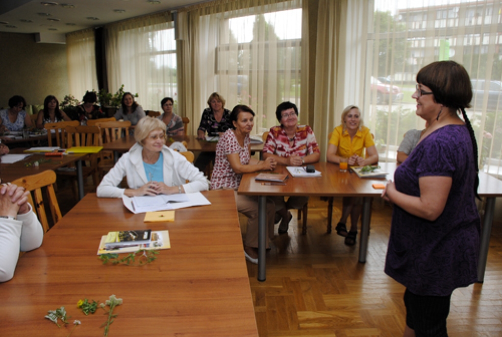 Mākslas pasniedzēja Baiba Damberga skolotājām vada grafikas nodarbību. 
Autors: Ivars Bogdanovs