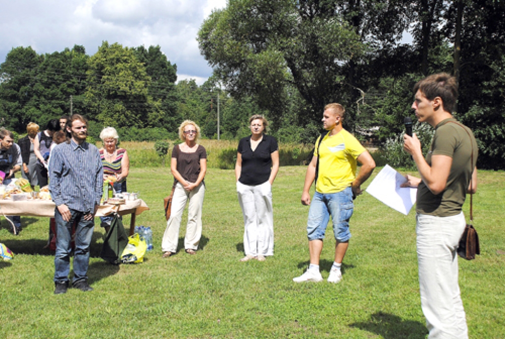 Partijas «Brīvais saraksts» dibināšanas pirmais saiets Ceraukstes pagastu «Lejenieku» pļavā.
Autors: no «Bauskas Dzīves» arhīva.