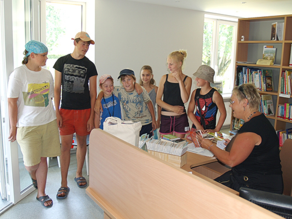 Zorģu bibliotekāri Ainu Ezergaili (no labās) jaunajā darbavietā jau pirms oficiālā darba laika sākuma priecīgi apstājuši Līna un Kristaps Anspoki (no kreisās), Sandijs Albiņš, Ralfs Žogla, Digna Bringule, Līga Pastare un Rauls Spickus.
Autors: Antra Ērgle