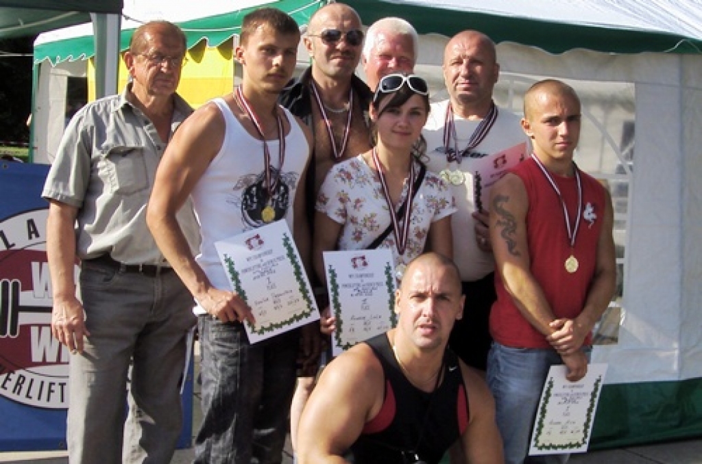 Bauskas komanda – Ivars Mizišs (no kreisās), Ervīns Paeglītis, Dainis Zaķis, Agnese Loča, Vilnis Belickis, Ivars Rigasts, Atvars Misa, pietupies – Armands Naglāzs.
Autors: no Armanda Naglāza albuma