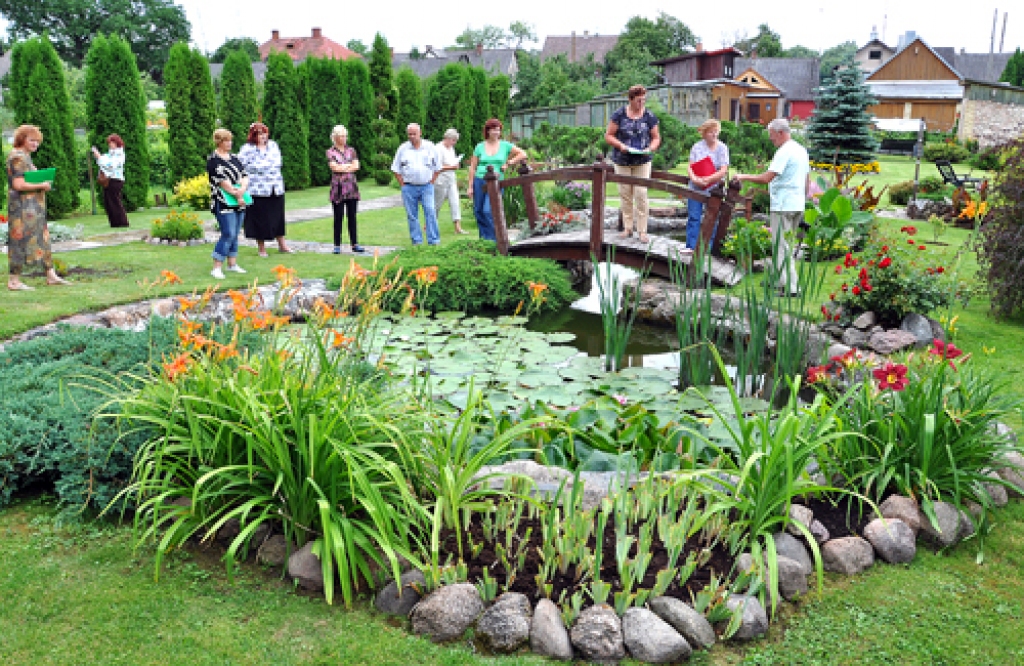Kurmaņa ielā 19 Skaistkalnē vērtēšanas komisija pārliecinājās par Vaisūnu ģimenes radošo izdomu teritorijas labiekārtošanā.
Autors: Žanna Zālīte