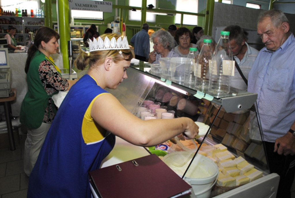 Pārdevējai Aļonai Juškēvicai pirmajā darba dienā jaunajā stendā brīvu brīžu tikpat kā nav. «Straupē» ražotos piena produktus iegādājas daudzi Bauzes tirgus apmeklētāji. 
Autors: Ivars Bogdanovs
