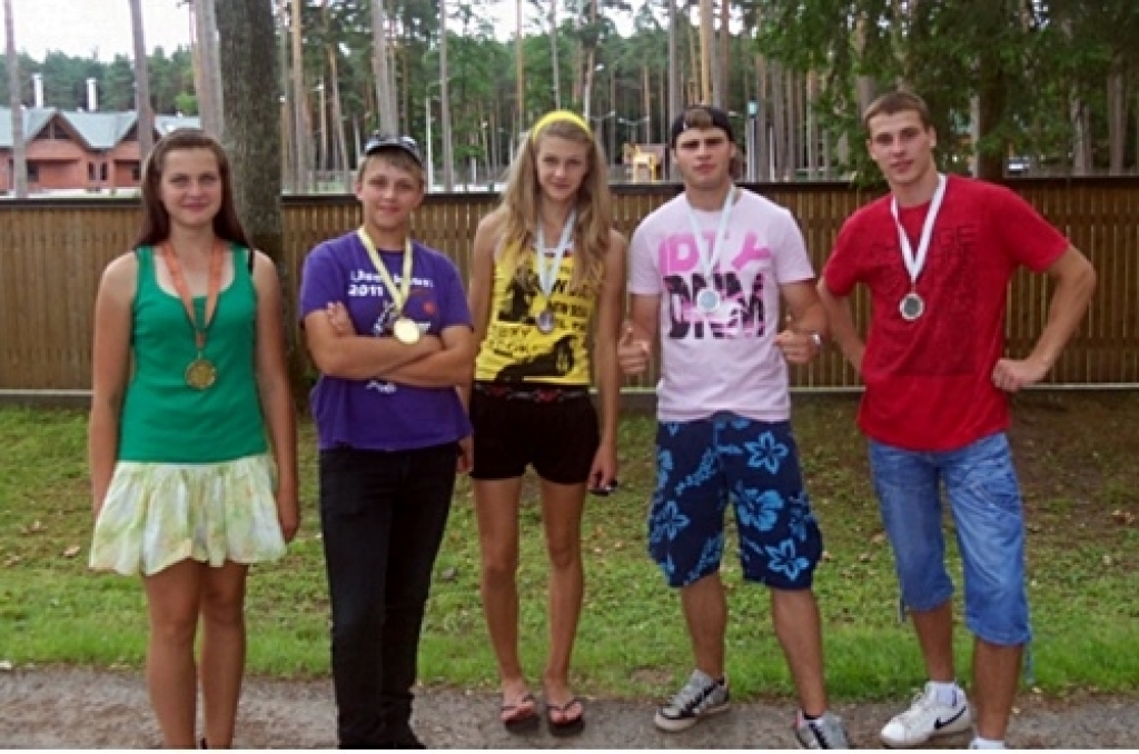 Vecumnieku novada domes sporta skolas audzēkņi ar medaļām – Santa Žukauska (no kreisās), Aleksandra Geslere, Daila Žukauska, Jānis Nire un Rolands Plēsnieks. 
Autors: no Rolanda Plēsnieka albuma.