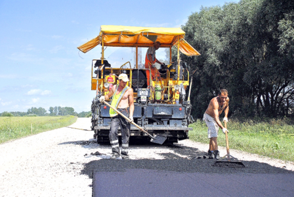 SIA «Viona» darbinieki asfaltē ceļu posmā Dāviņu skola–Teņi.
Autors: Ivars Bogdanovs